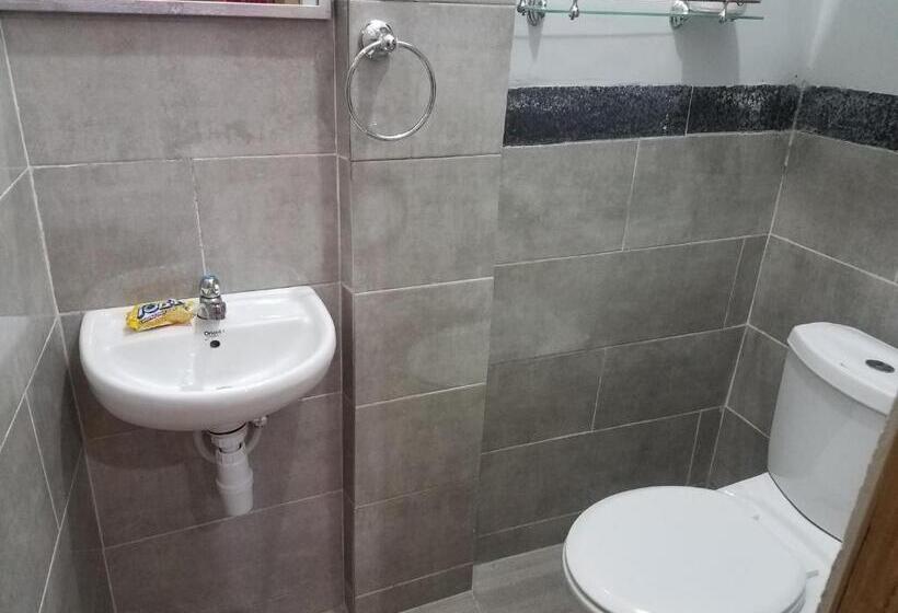 פנסיון Sharp Guesthouse