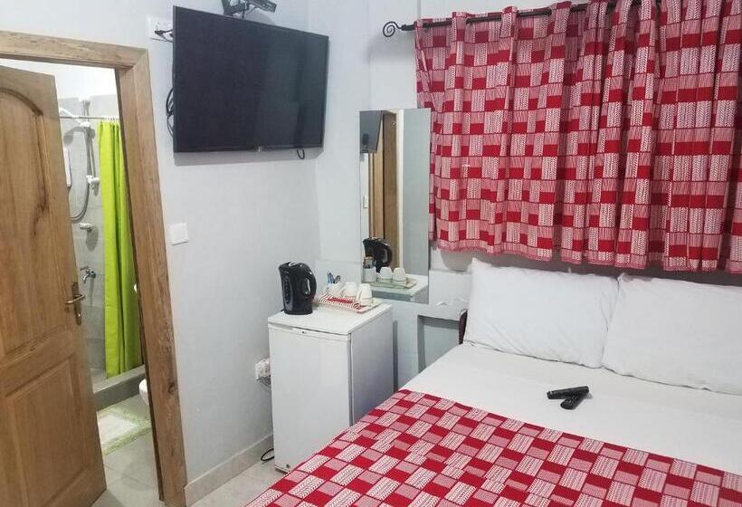 פנסיון Sharp Guesthouse