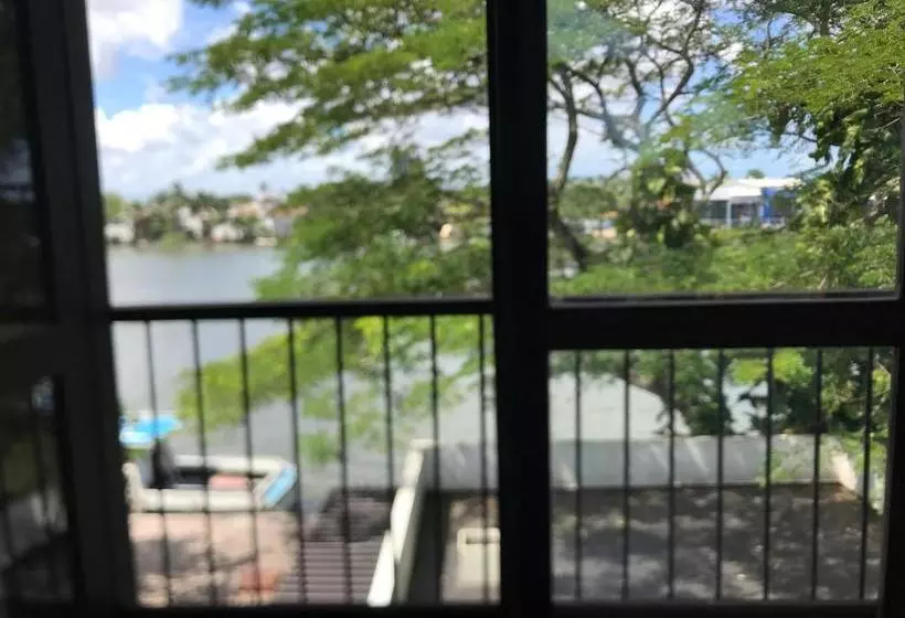 پانسیون Villa On The Edge