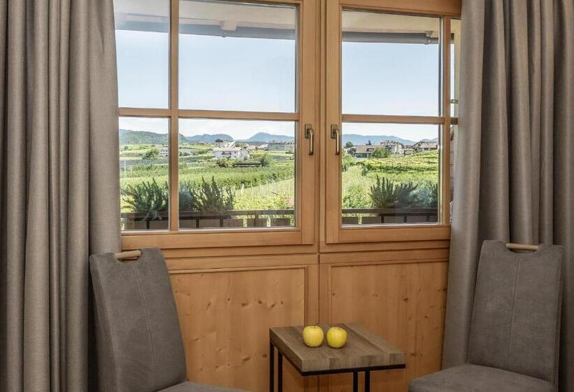 Отель Lingers Suites & Residence