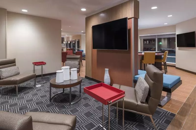 ホテル Towneplace Suites By Marriott Hays
