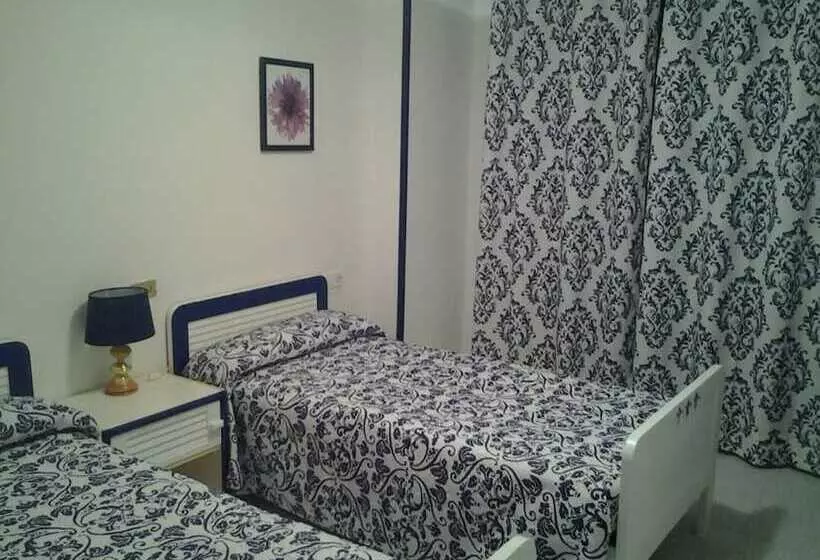 ペンション Hostal Restaurante Tanis