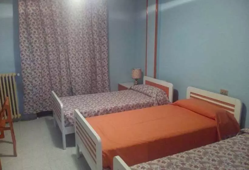 ペンション Hostal Restaurante Tanis