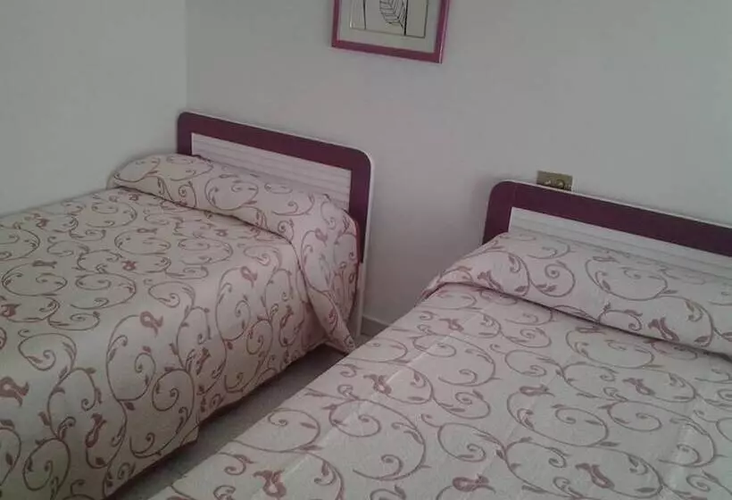 ペンション Hostal Restaurante Tanis