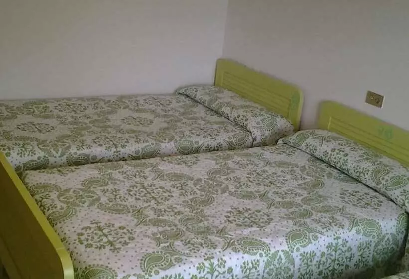 ペンション Hostal Restaurante Tanis