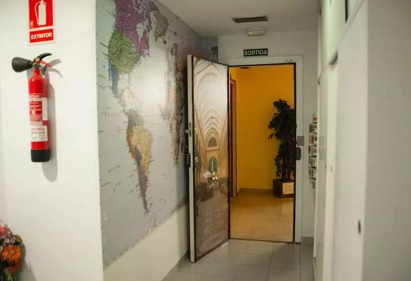پانسیون Go Bcn Hostal Ideal Badal   Hostel