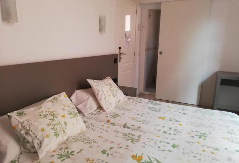 Пансион Hostal Parellades