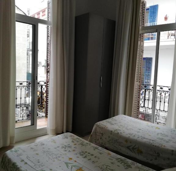 Пансион Hostal Parellades