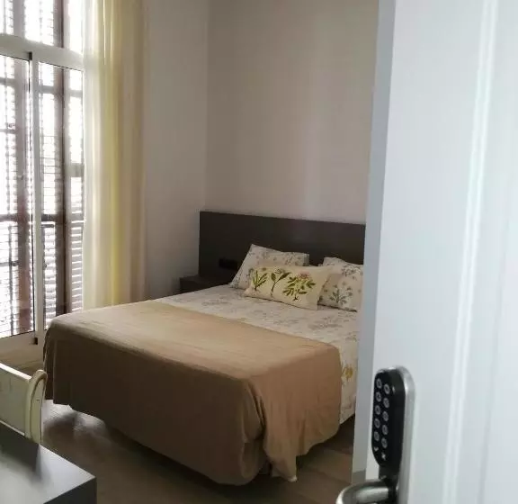 پانسیون Hostal Parellades