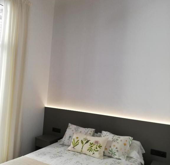 Пансион Hostal Parellades