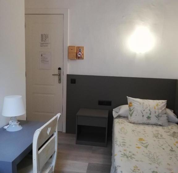 Пансион Hostal Parellades