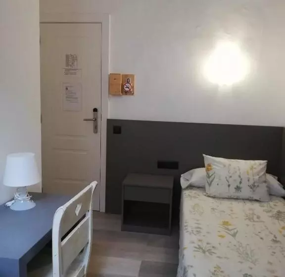 پانسیون Hostal Parellades