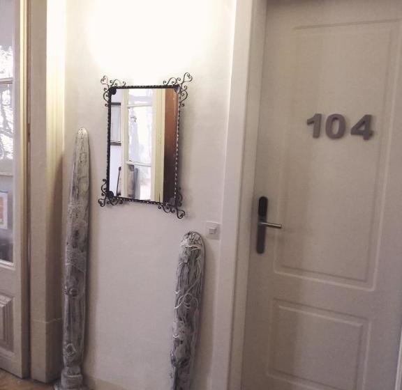 Пансион Hostal Parellades