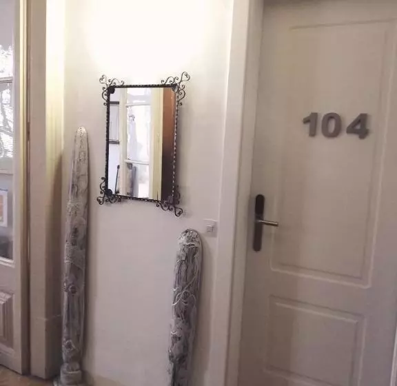 پانسیون Hostal Parellades