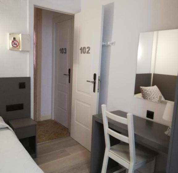 Пансион Hostal Parellades