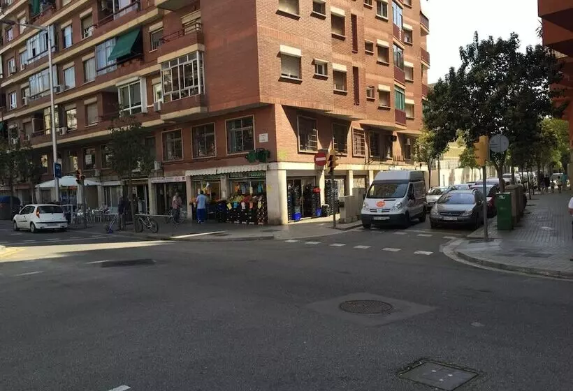 پانسیون Go Bcn Hostal Ideal Badal   Hostel