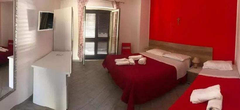 پانسیون Red Stone