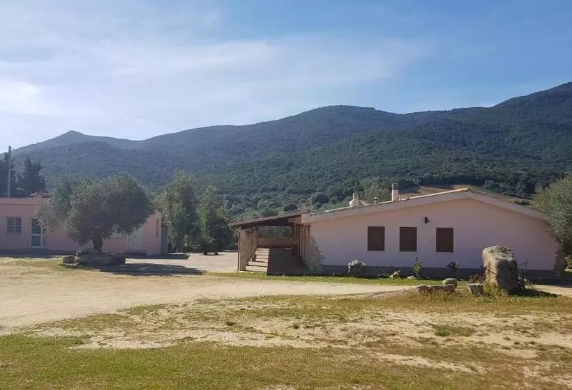 هتل Agriturismo Sa Mandria
