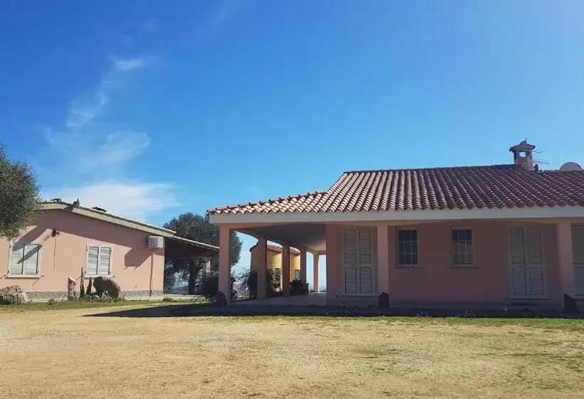 هتل Agriturismo Sa Mandria