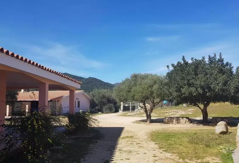 هتل Agriturismo Sa Mandria