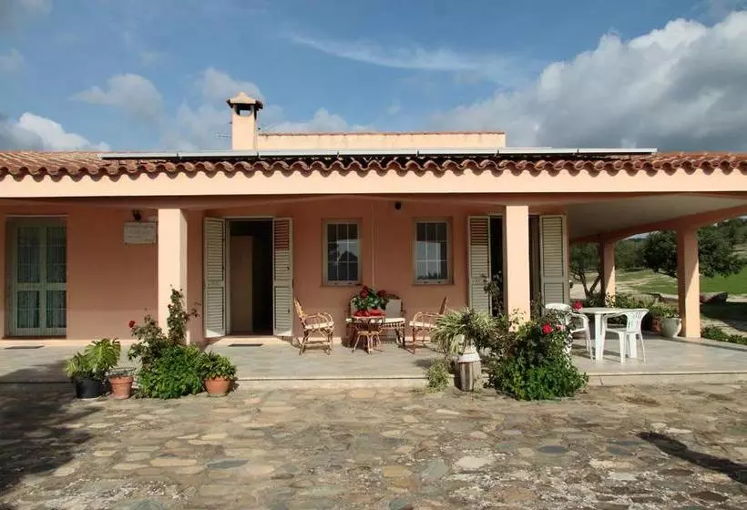 هتل Agriturismo Sa Mandria