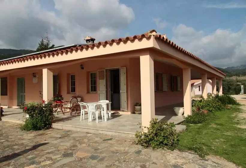 هتل Agriturismo Sa Mandria