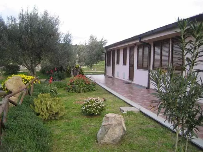 هتل Agriturismo Sa Mandria