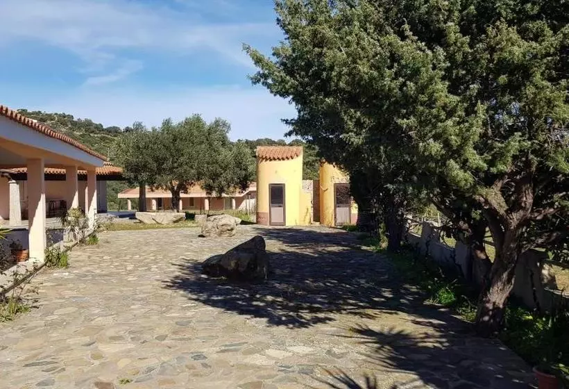 هتل Agriturismo Sa Mandria