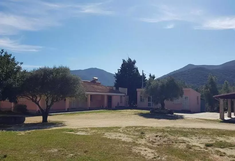 هتل Agriturismo Sa Mandria