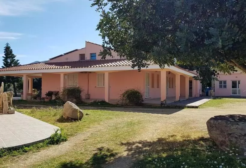 هتل Agriturismo Sa Mandria