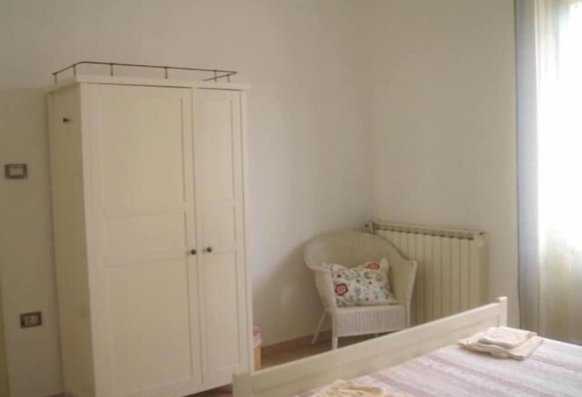 膳宿费 Guest House Bed And Roses