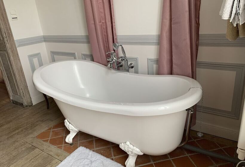 بنسيون Le Château De Failloux, Piscine Intérieure Et Sauna