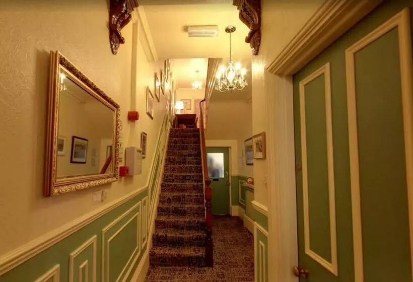 پانسیون Athol House