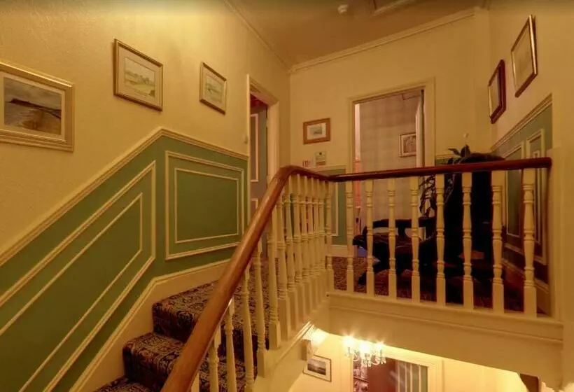 پانسیون Athol House