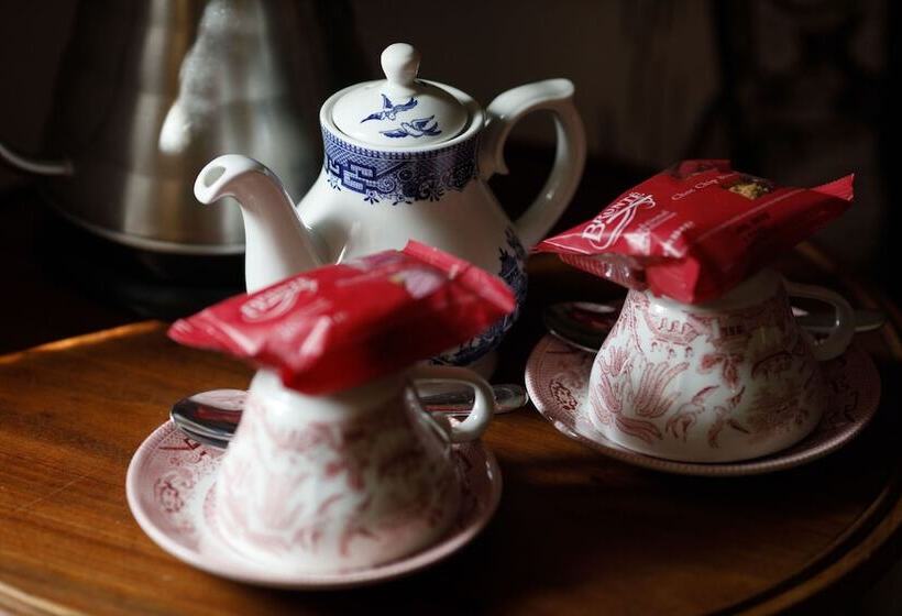 فندق صغير 1777. At The Albion