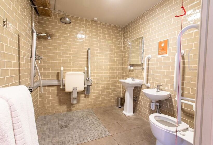 فندق صغير 1777. At The Albion