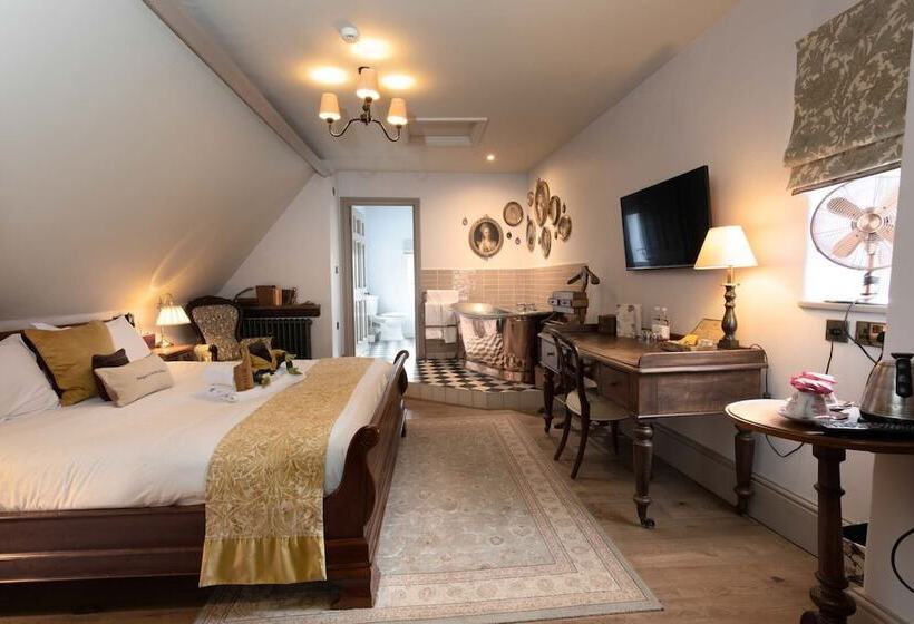 فندق صغير 1777. At The Albion