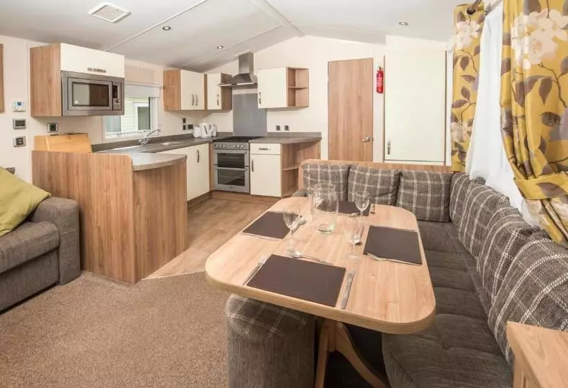 استراحتگاه Trelawne Manor Holiday Park