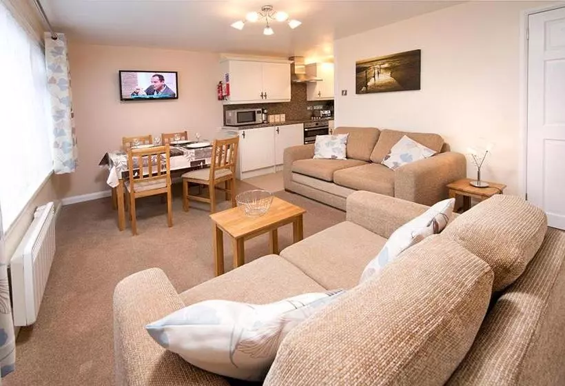 استراحتگاه Trelawne Manor Holiday Park