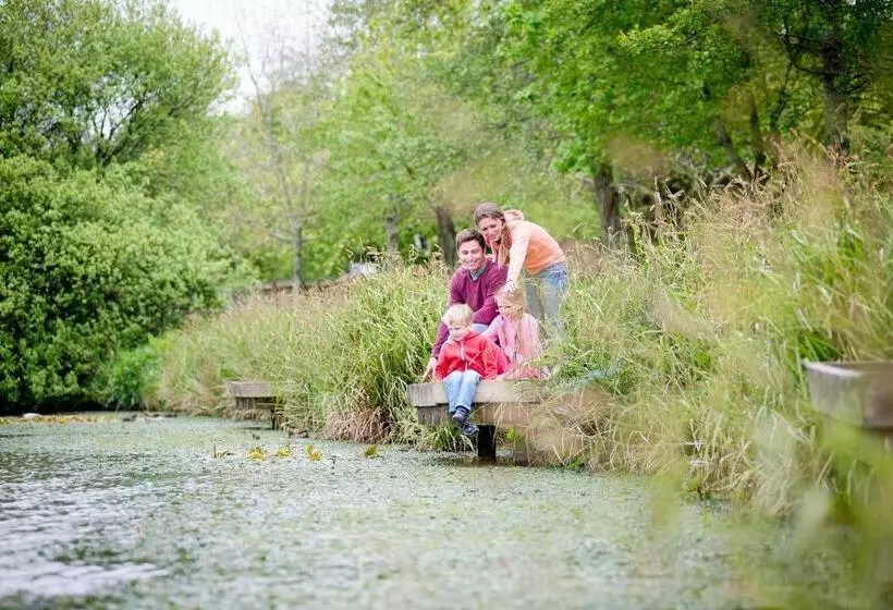 استراحتگاه Trelawne Manor Holiday Park