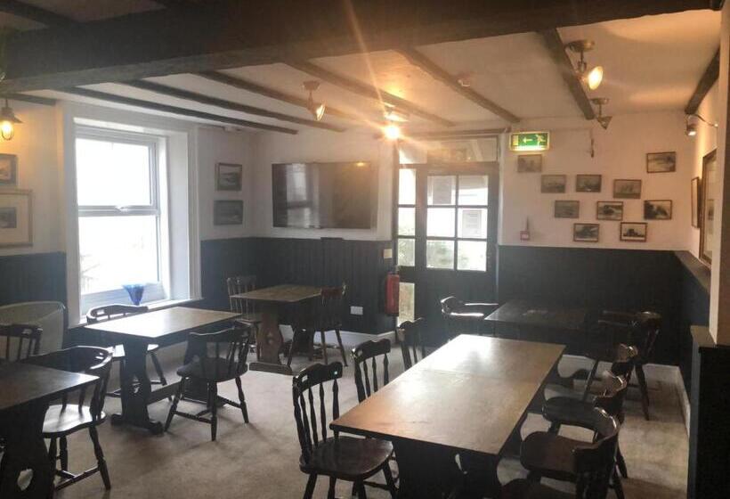 فندق صغير The Top House Inn