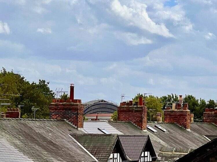 بنسيون Alcuin Lodge