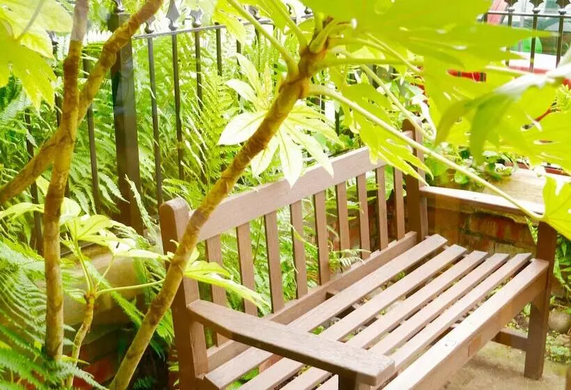 Majatalo Alcuin Lodge