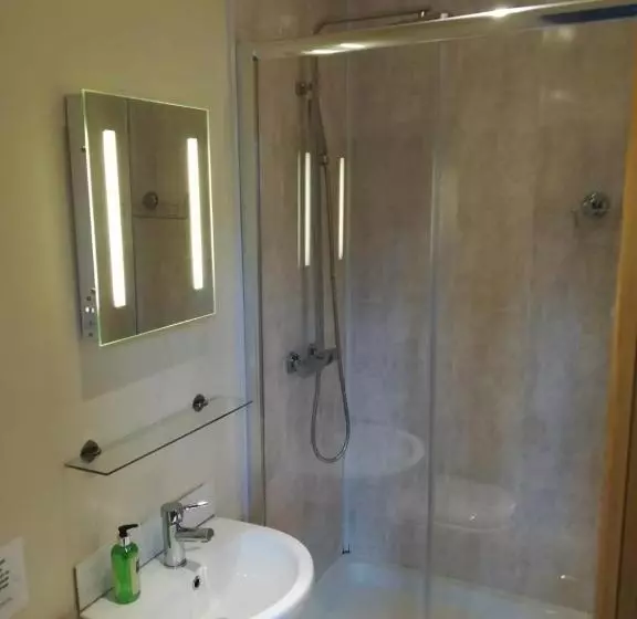 Majatalo Bluebird Lodge