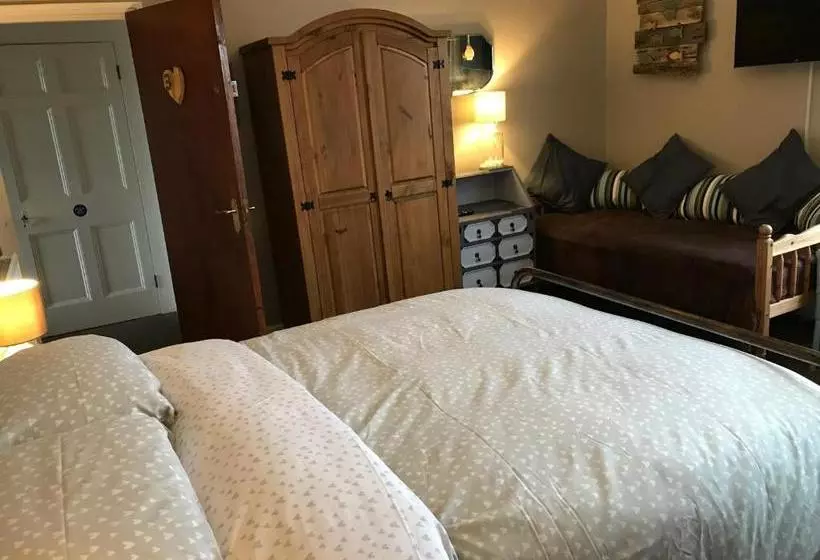 Majatalo Kelston Guest House