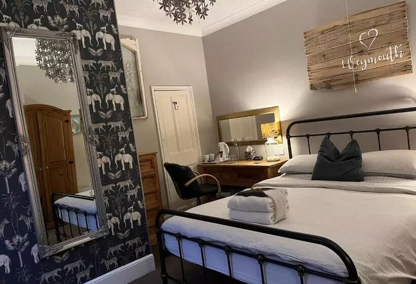 Majatalo Kelston Guest House