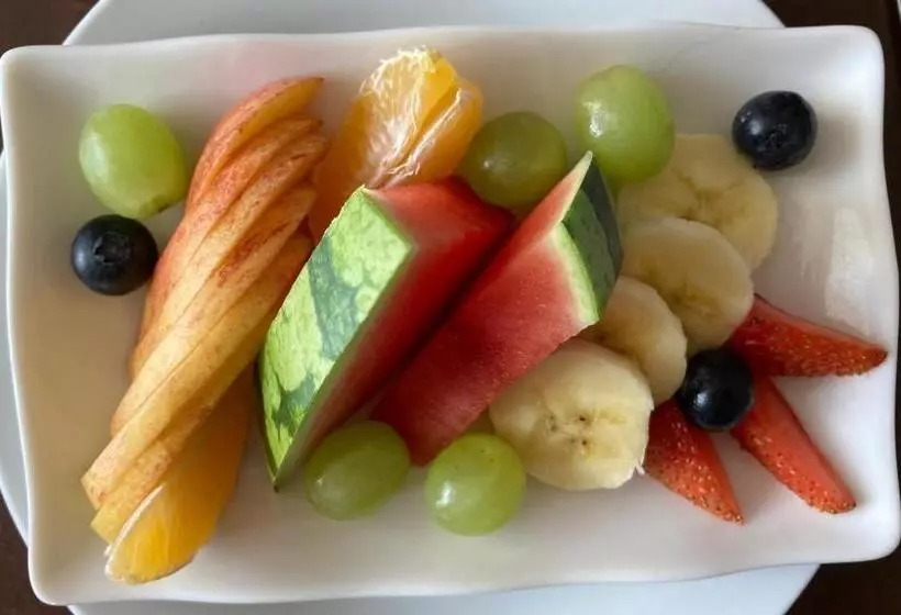 Majatalo Kelston Guest House