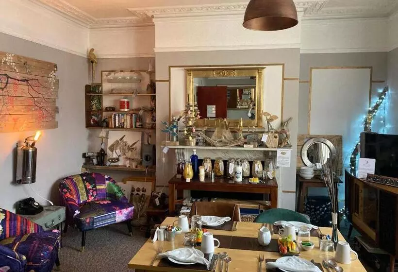 Majatalo Kelston Guest House