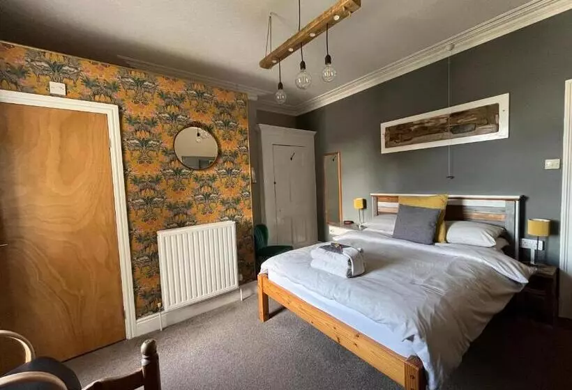 Majatalo Kelston Guest House