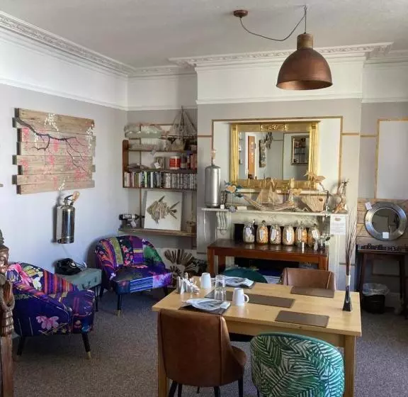 Majatalo Kelston Guest House